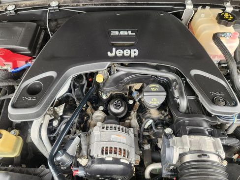 Used 2018 Jeep Wrangler Unlimited Sahara w/ Cold Weather Group AWD/4WD image 36