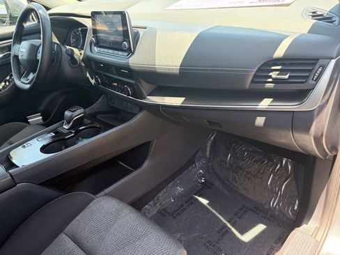 Used 2025 Nissan Rogue SV FWD image 16