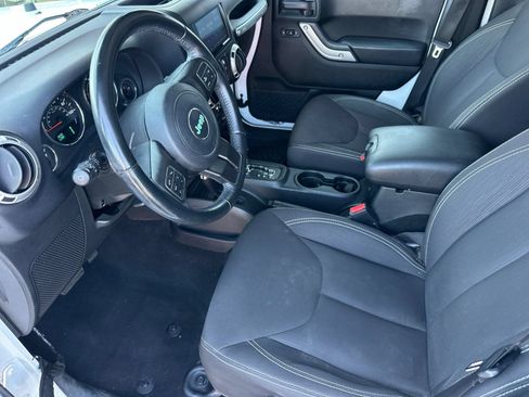 Used 2018 Jeep Wrangler Unlimited Sahara w/ Connectivity Group AWD/4WD image 9