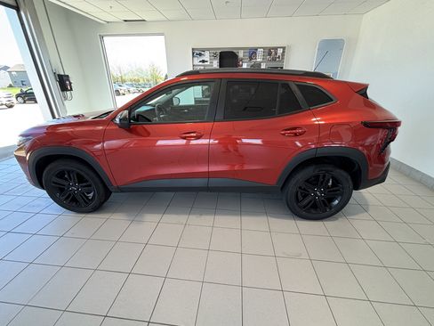 Used 2024 Chevrolet Trax ACTIV w/ Sunroof Package image 2