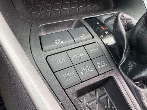 Used 2021 Toyota RAV4 LE AWD/4WD image 30