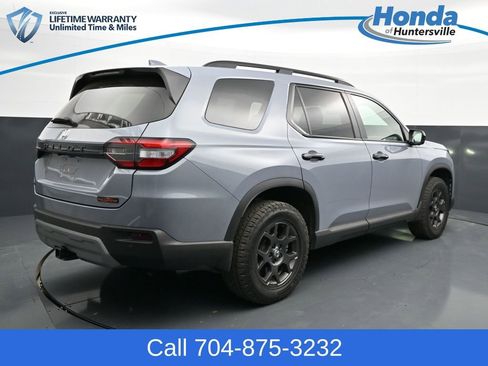 Used 2025 Honda Pilot TrailSport image 8