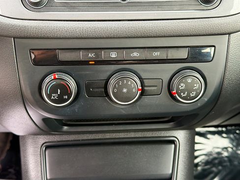 Used 2017 Volkswagen Tiguan Limited image 31