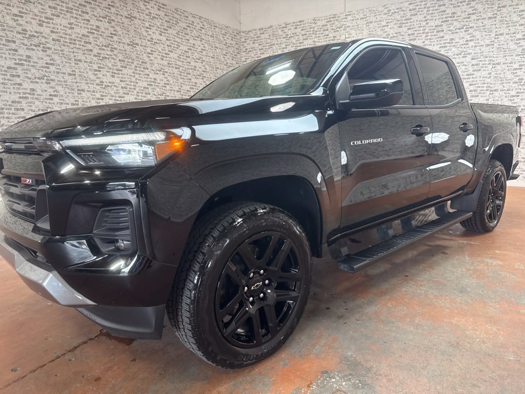 Used 2025 Chevrolet Colorado Z71 w/ Z71 Convenience Package 2 AWD/4WD image 3