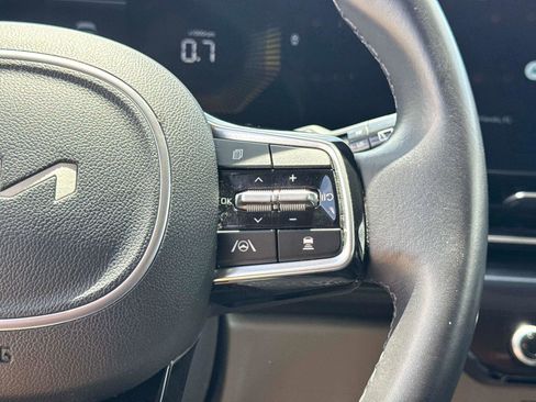 Used 2025 Kia Carnival FWD image 29