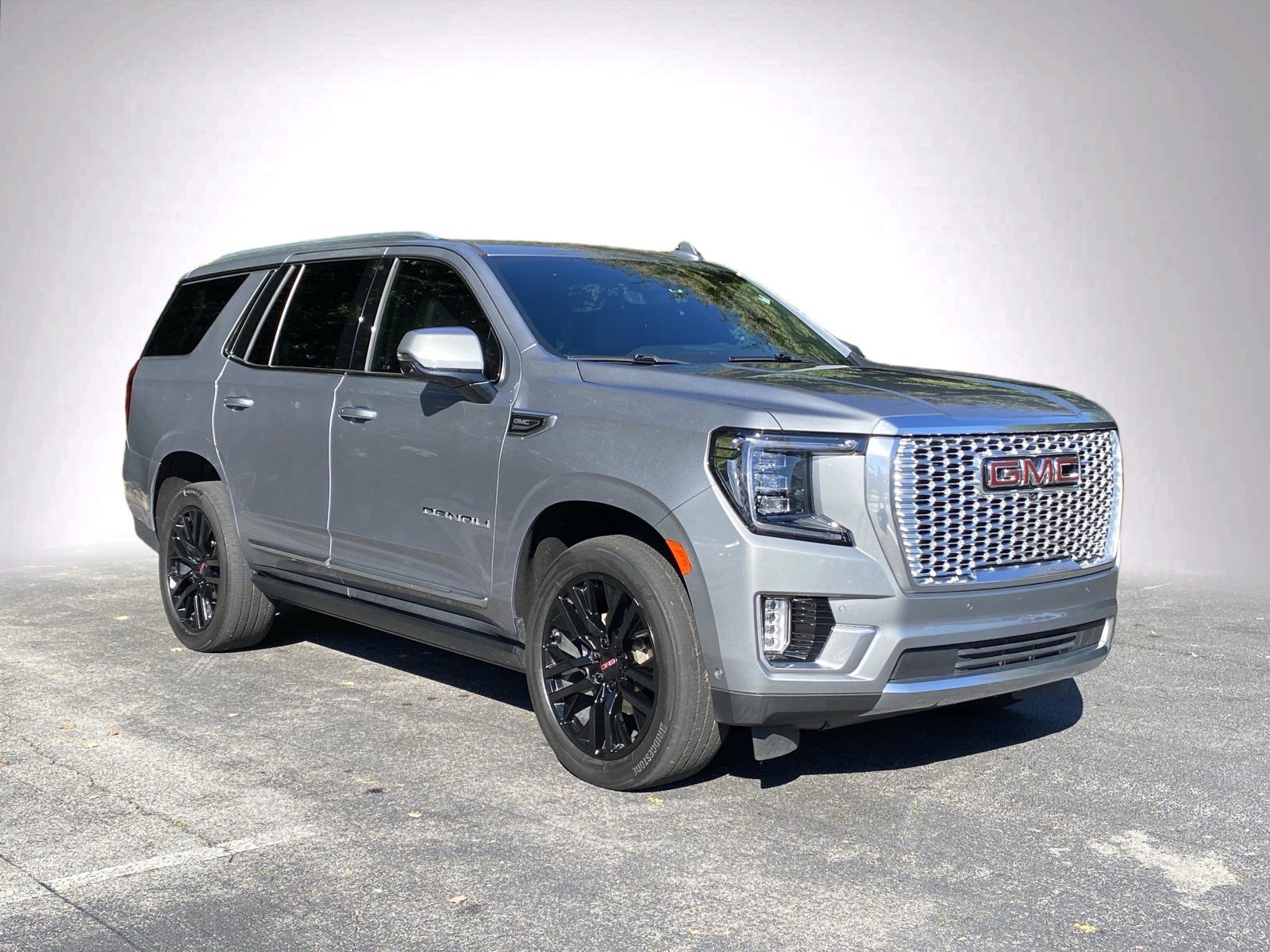 Used 2023 GMC Yukon Denali w/ Advanced Technology Package AWD/4WD image 2