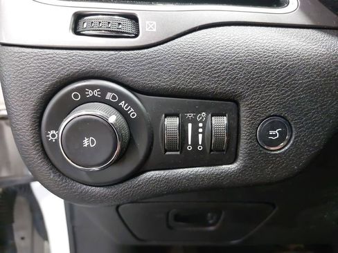 Used 2019 Jeep Cherokee Limited FWD image 25