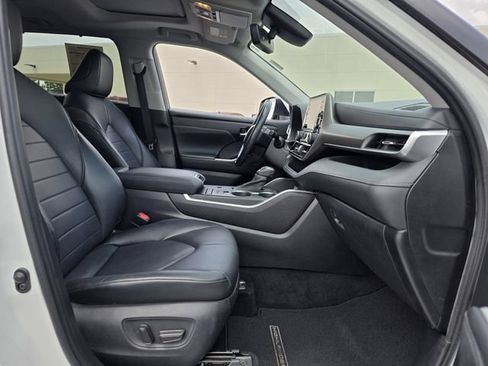 Used 2021 Toyota Highlander XLE FWD image 28