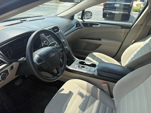Used 2017 Ford Fusion SE FWD image 8