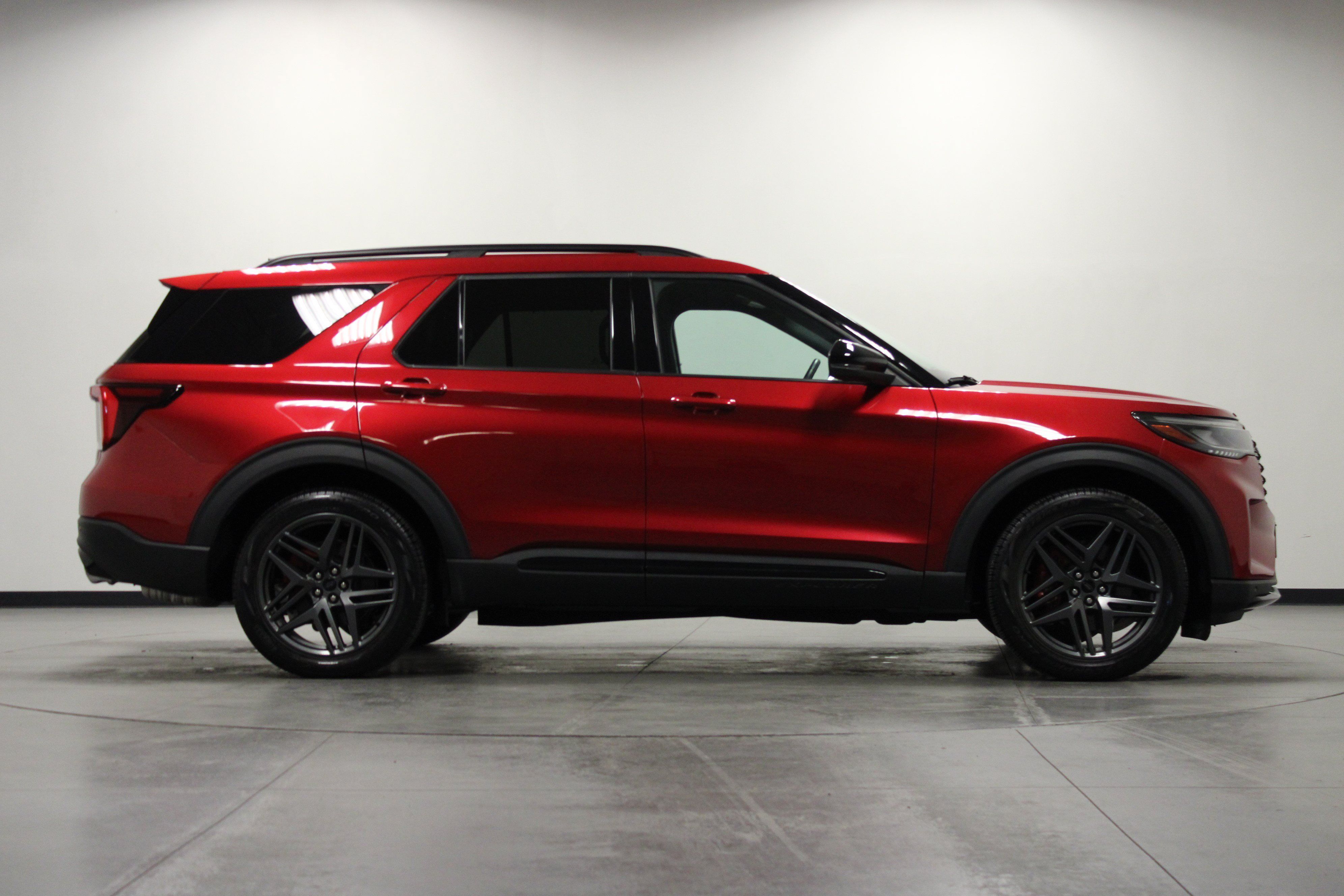 Used 2025 Ford Explorer ST RWD image 3