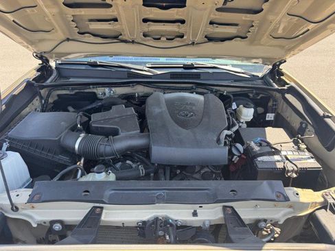 Used 2020 Toyota Tacoma TRD Sport w/ TRD Premium Sport Package AWD/4WD image 31