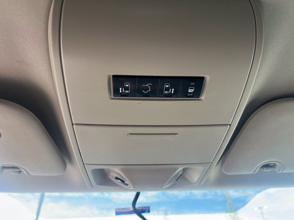 Used 2014 Chrysler Town & Country Touring FWD image 26