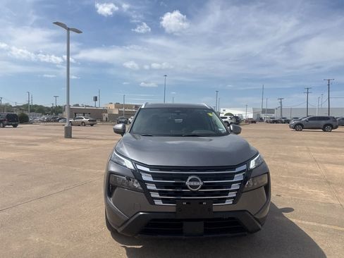 Used 2024 Nissan Rogue SV w/ SV Premium Package image 4