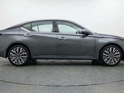 Used 2025 Nissan Altima 2.5 SV image 11