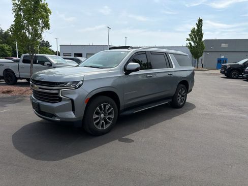 Used 2023 Chevrolet Suburban LT w/ Luxury Package AWD/4WD image 1