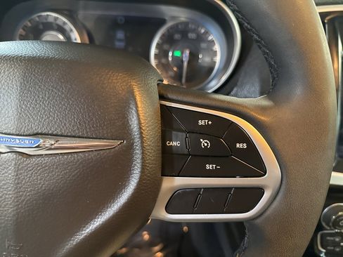 Certified 2023 Chrysler 300 Touring image 17