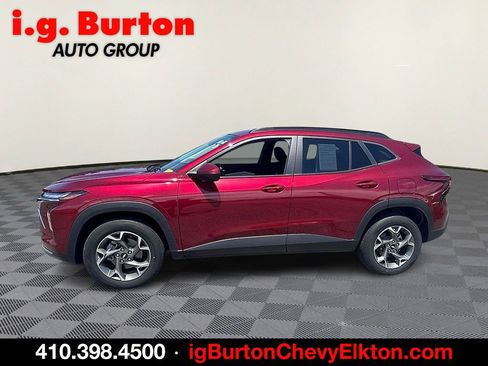 Used 2024 Chevrolet Trax LT w/ Sunroof Package FWD image 4
