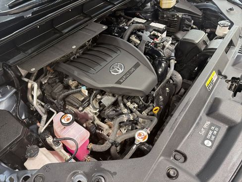 Used 2023 Toyota Highlander L image 15