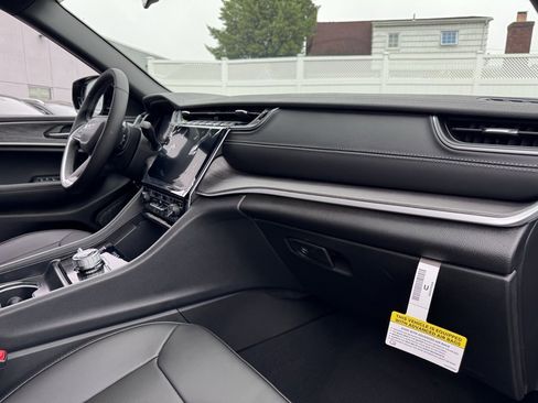 New 2025 Jeep Grand Cherokee L Limited w/ Black Appearance Package image 15