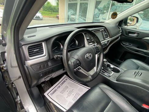 Used 2014 Toyota Highlander XLE image 10