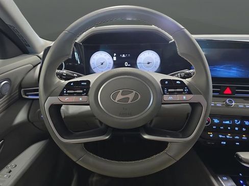 Certified 2025 Hyundai Elantra SEL image 17