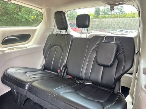 Used 2023 Chrysler Pacifica Touring-L FWD image 12