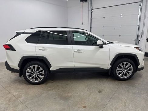 Used 2022 Toyota RAV4 XLE Premium AWD/4WD image 4