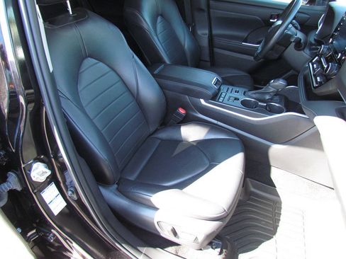 Used 2022 Toyota Highlander XLE AWD/4WD image 19