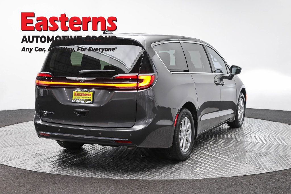 Used 2023 Chrysler Pacifica Touring-L FWD image 7