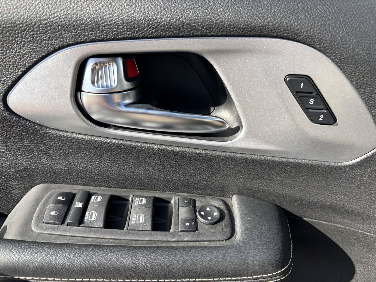 Used 2023 Chrysler Pacifica Touring-L w/ Uconnect Theater Family Group FWD image 17