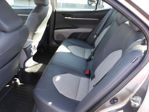 Used 2019 Toyota Camry XLE w/ Navigation Package FWD image 10