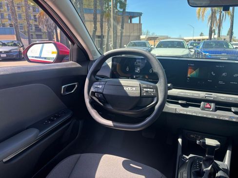 Used 2025 Kia K4 LXS image 33
