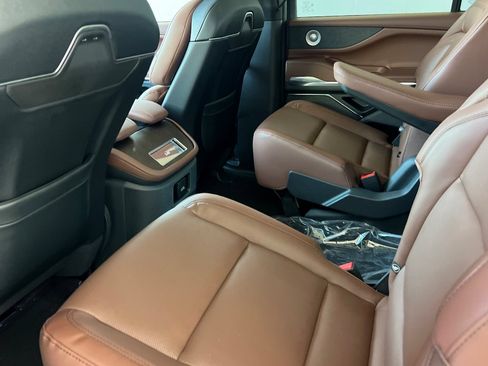 New 2026 Lincoln Navigator L Reserve AWD/4WD image 9