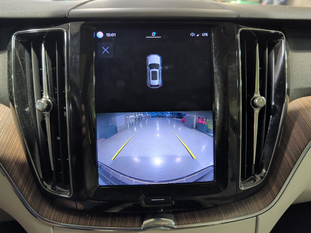 Used 2022 Volvo XC60 B5 Momentum w/ Climate Package FWD image 17