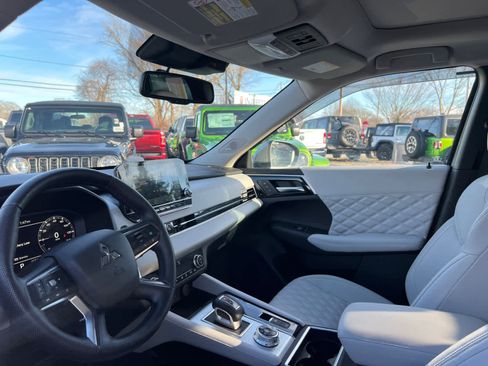 Used 2023 Mitsubishi Outlander SEL image 14