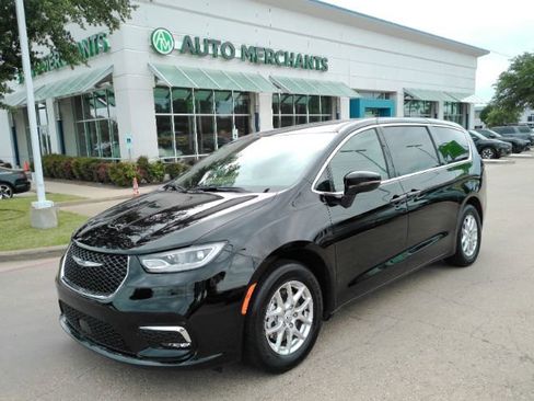 Used 2026 Chrysler Pacifica Select FWD image 1