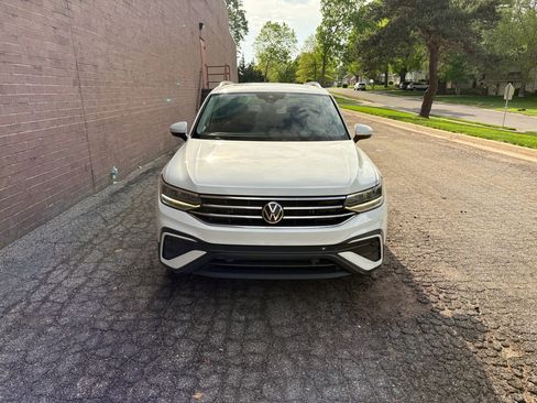 Used 2022 Volkswagen Tiguan SE w/ Panoramic Sunroof Package FWD image 8