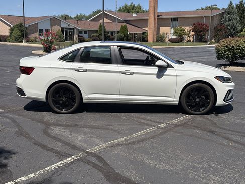 Used 2026 Volkswagen Jetta SE w/ Black Wheel Package FWD image 4