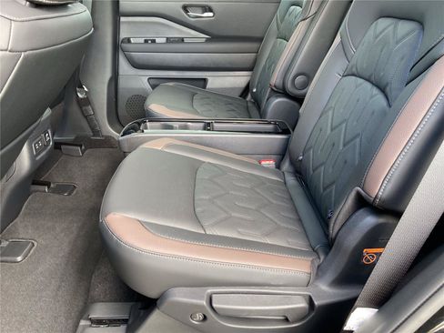 New 2026 Nissan Pathfinder Platinum FWD image 27