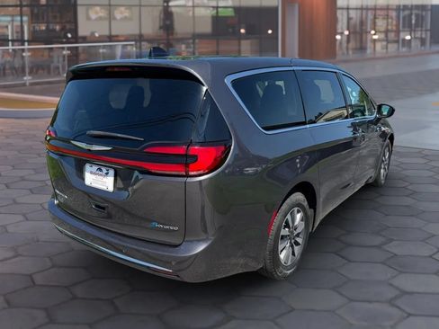 Used 2023 Chrysler Pacifica Touring-L w/ Uconnect Theater Family Group FWD image 11