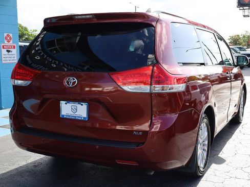 Used 2011 Toyota Sienna XLE w/ XLE Navigation Pkg FWD image 4