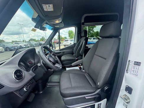 Used 2025 Mercedes-Benz Sprinter 2500 image 9
