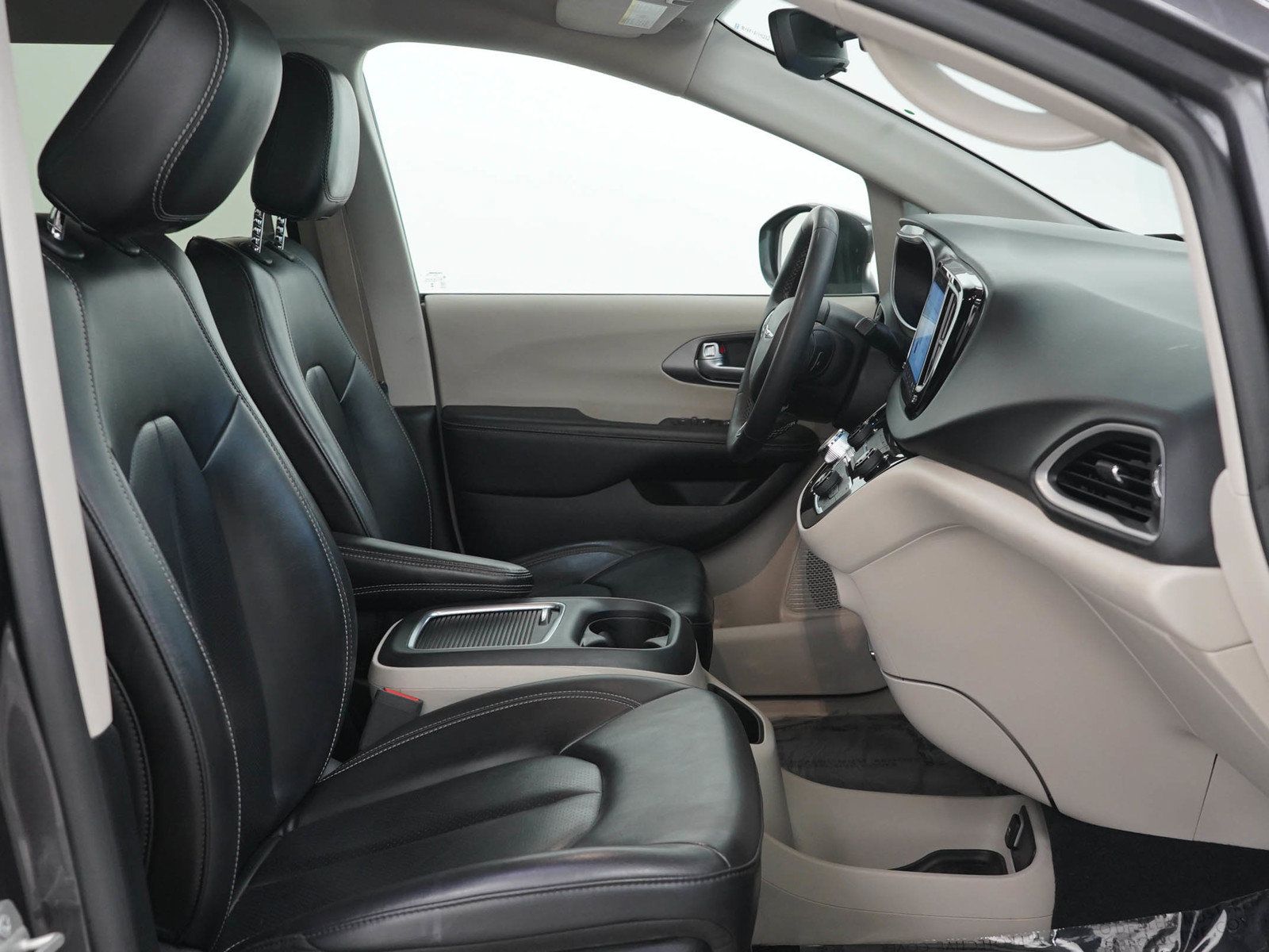 Used 2023 Chrysler Pacifica Touring-L FWD image 11