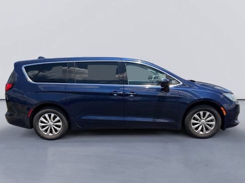 Used 2017 Chrysler Pacifica Touring w/ Tire & Wheel Group FWD image 2