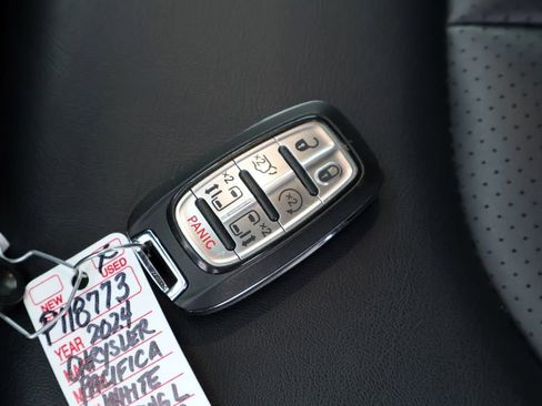 Used 2024 Chrysler Pacifica Touring-L FWD image 36