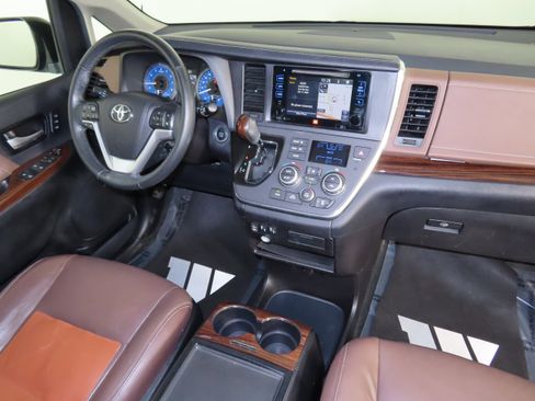 Used 2015 Toyota Sienna Limited image 44