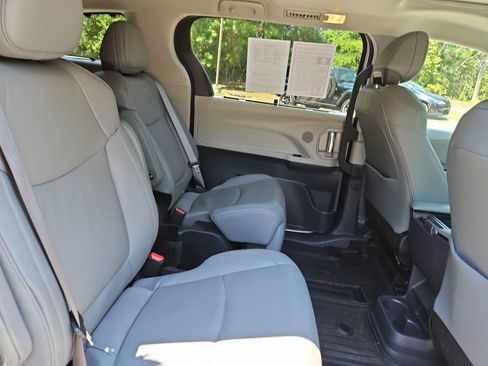 Used 2023 Toyota Sienna Limited AWD/4WD image 17