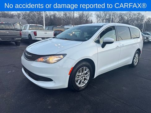 Used 2023 Chrysler Voyager LX image 2