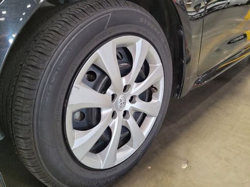 Used 2021 Toyota Corolla LE FWD image 31