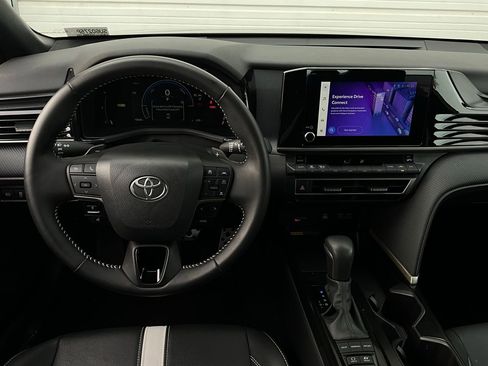 Used 2025 Toyota Camry SE image 14